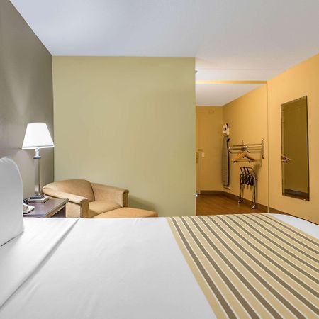 Econo Lodge Inn & Suites Triadelphia - Wheeling Dış mekan fotoğraf