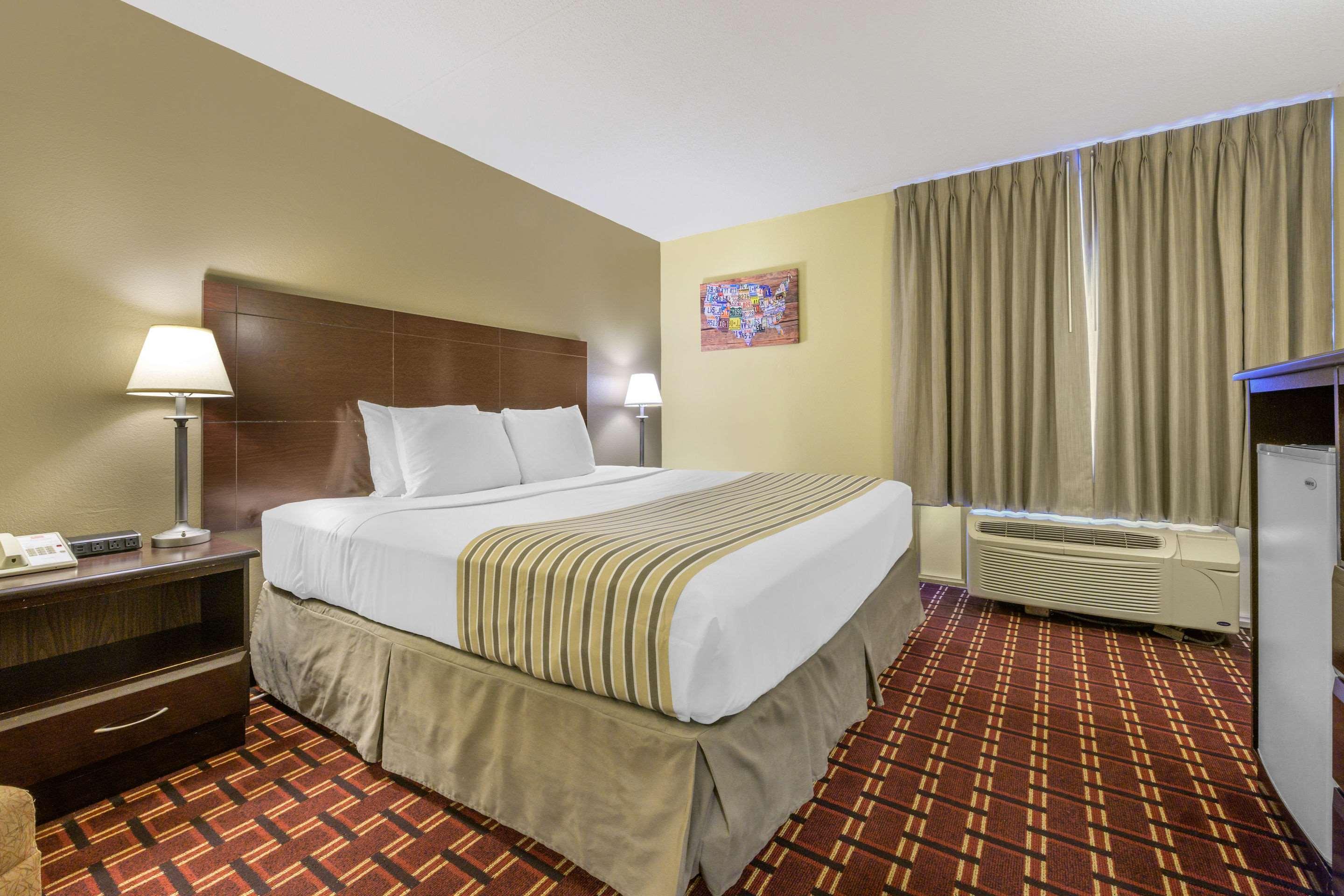 Econo Lodge Inn & Suites Triadelphia - Wheeling Dış mekan fotoğraf