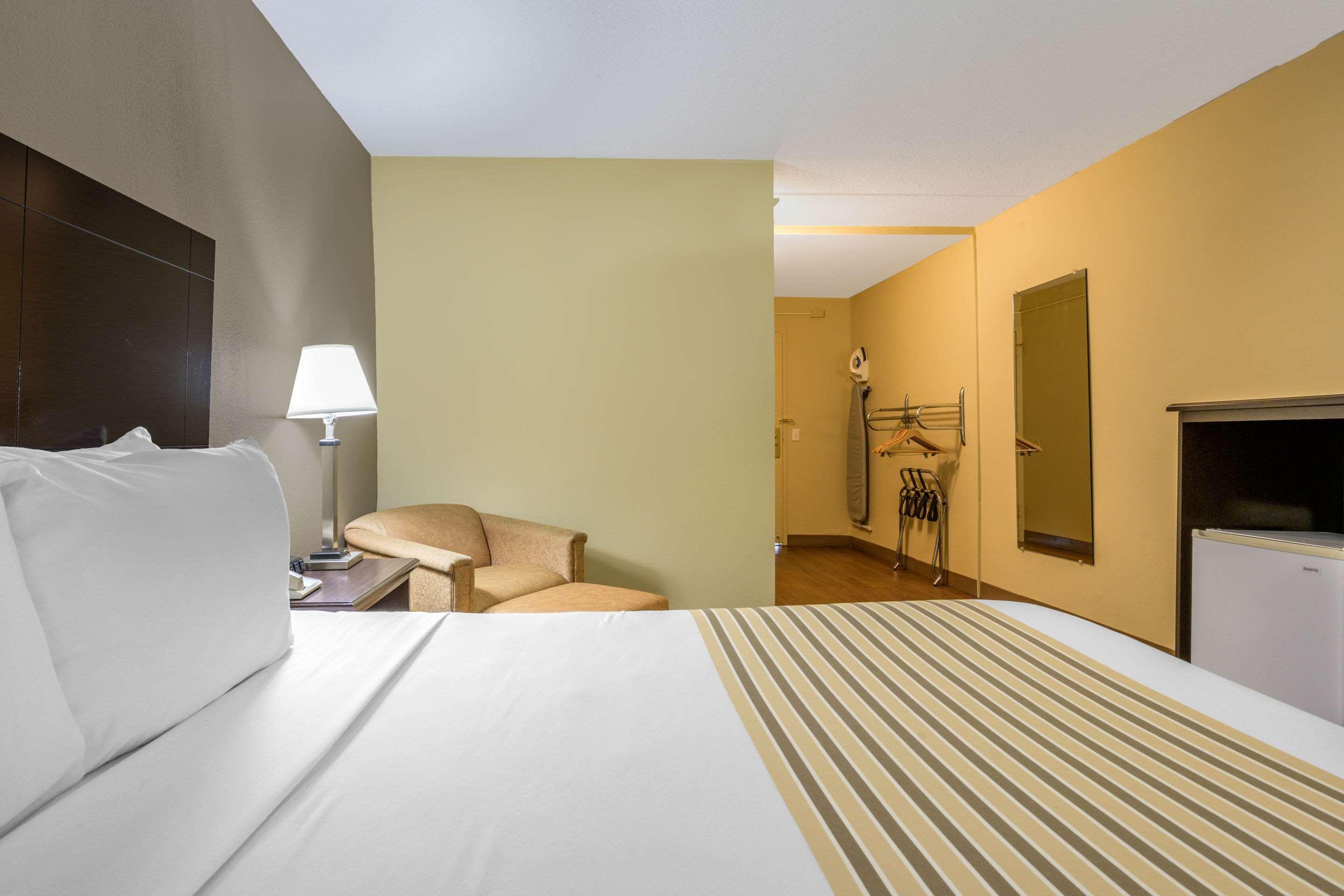 Econo Lodge Inn & Suites Triadelphia - Wheeling Dış mekan fotoğraf