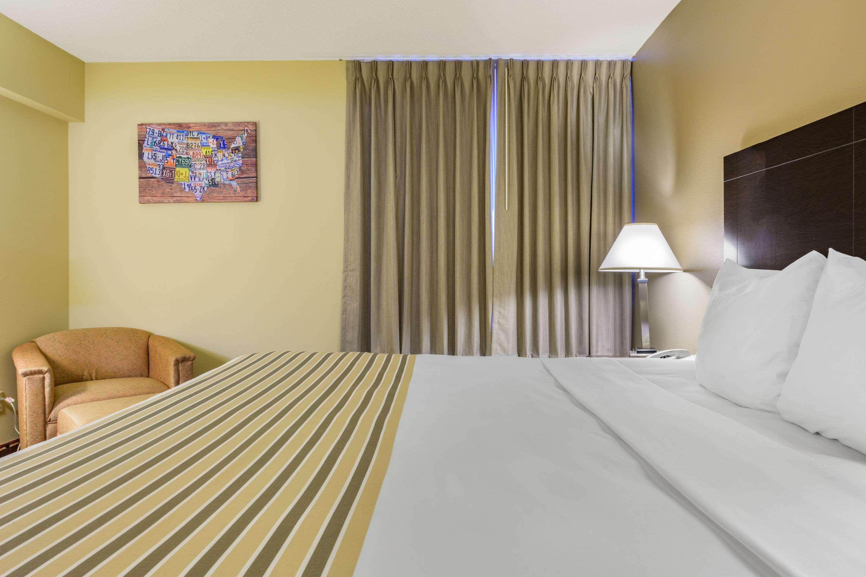 Econo Lodge Inn & Suites Triadelphia - Wheeling Dış mekan fotoğraf