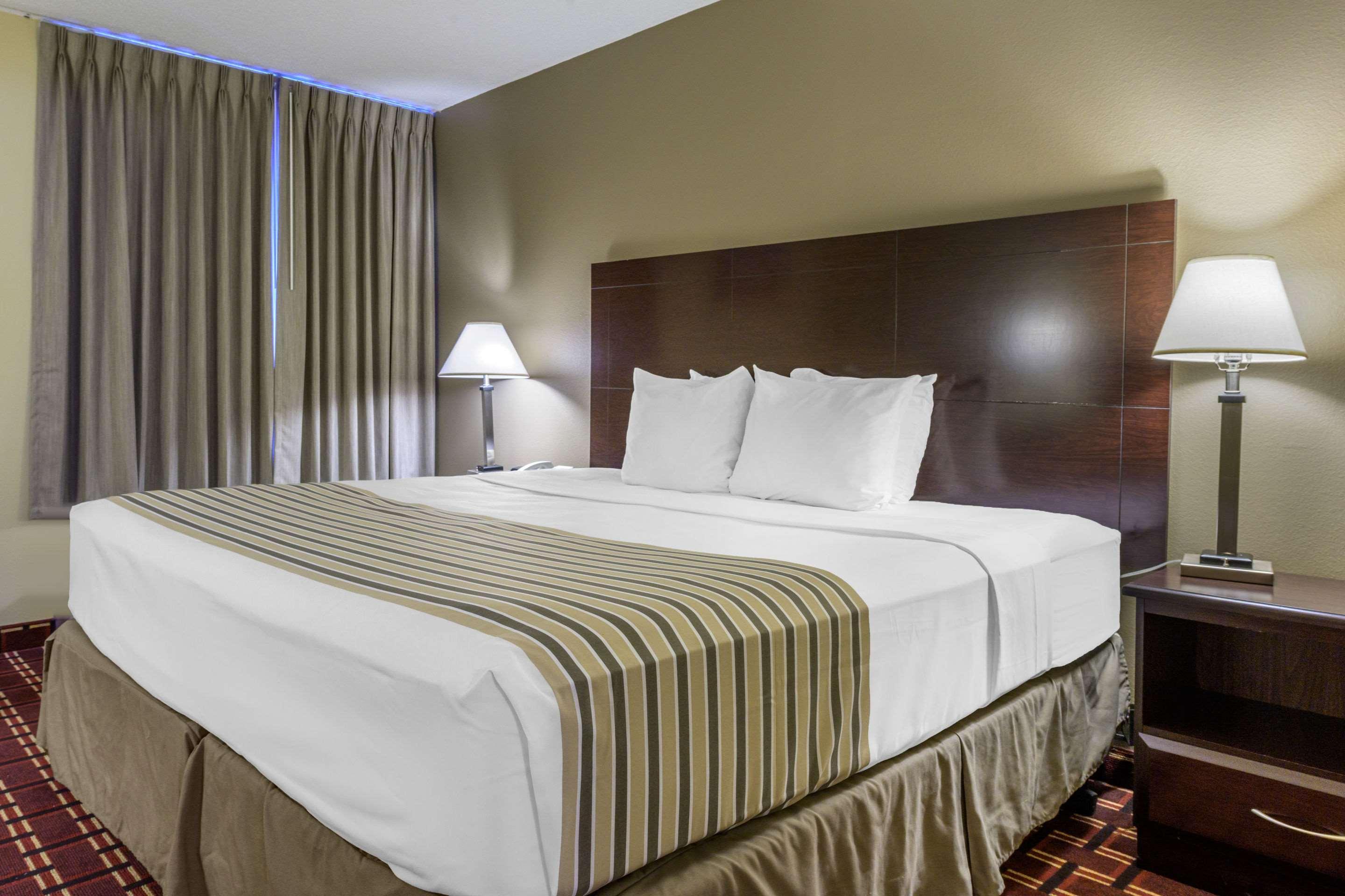 Econo Lodge Inn & Suites Triadelphia - Wheeling Dış mekan fotoğraf