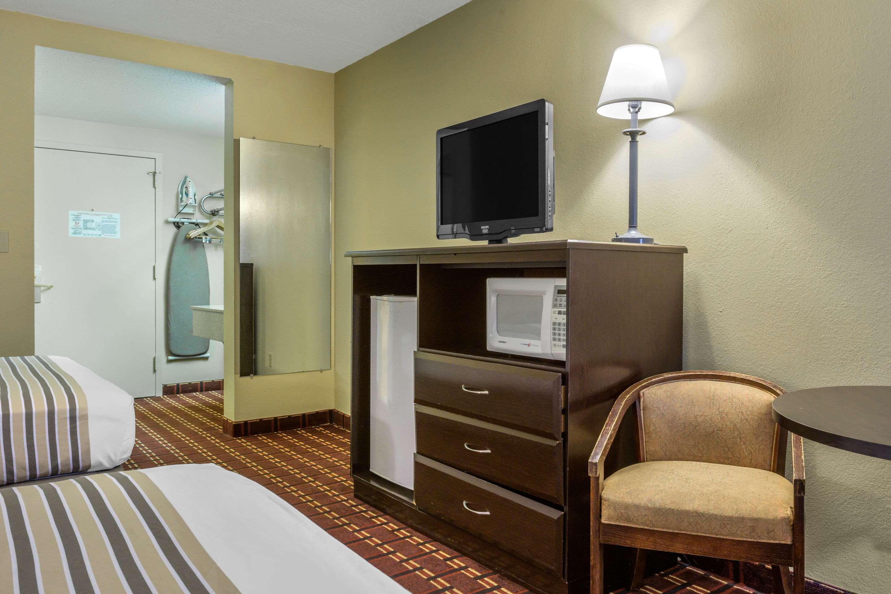 Econo Lodge Inn & Suites Triadelphia - Wheeling Dış mekan fotoğraf