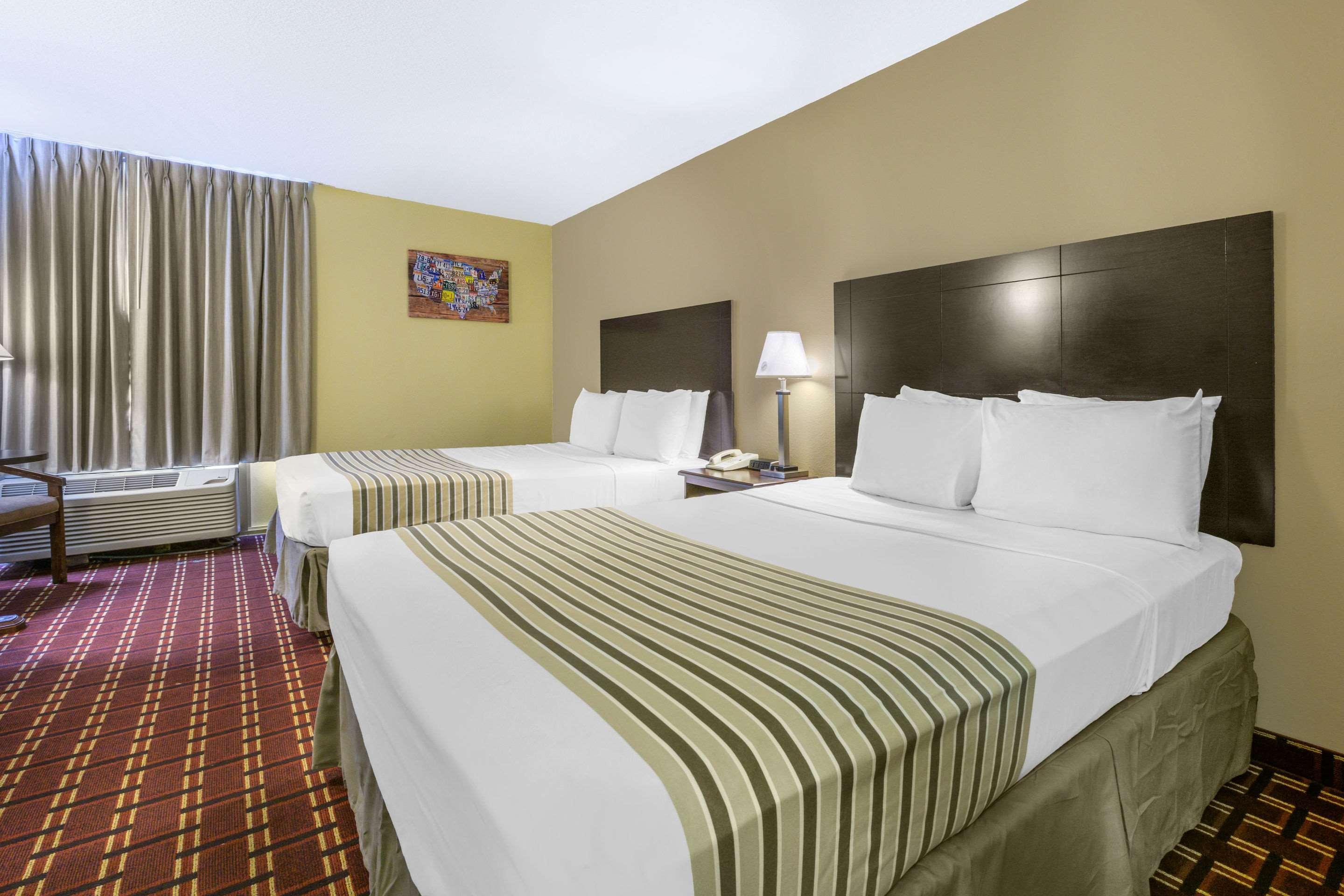 Econo Lodge Inn & Suites Triadelphia - Wheeling Dış mekan fotoğraf