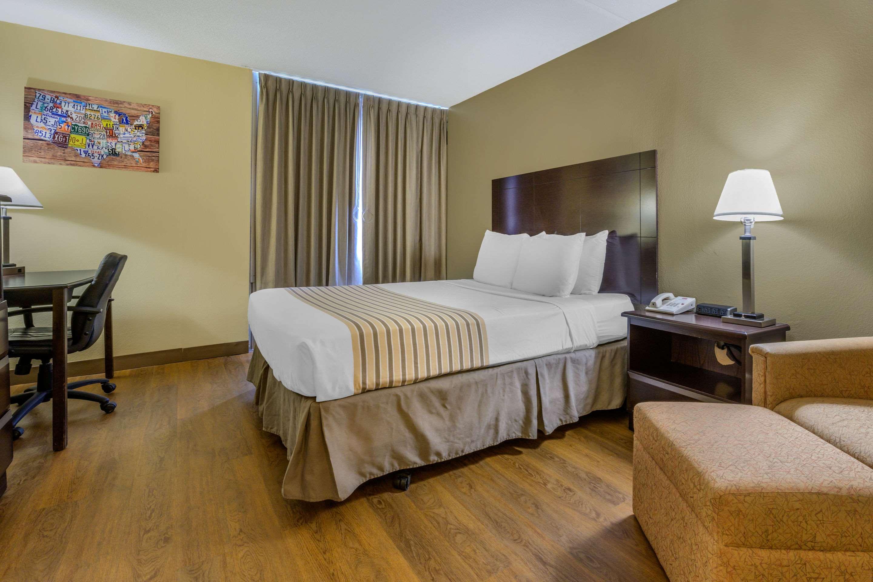 Econo Lodge Inn & Suites Triadelphia - Wheeling Dış mekan fotoğraf