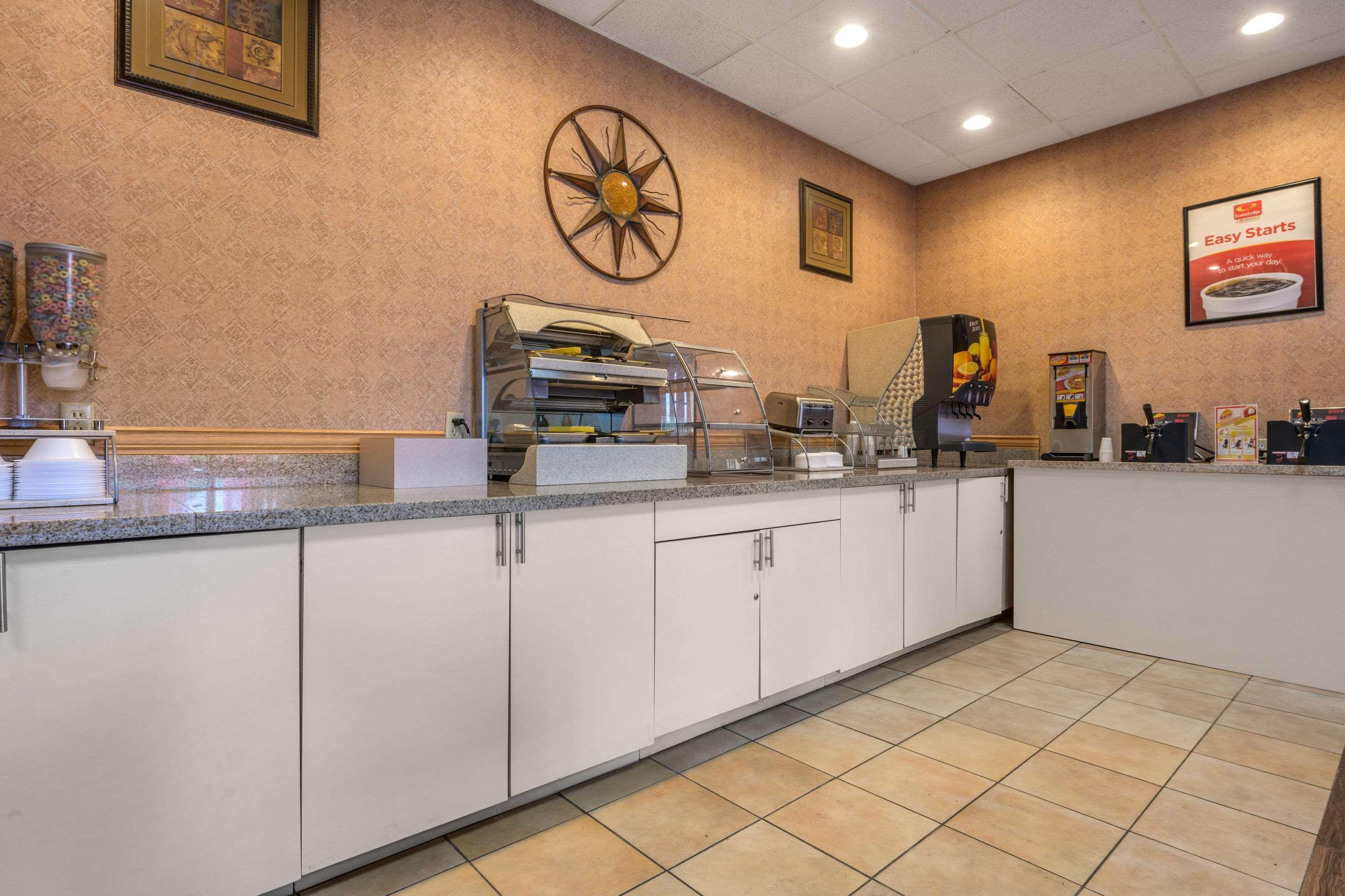 Econo Lodge Inn & Suites Triadelphia - Wheeling Dış mekan fotoğraf