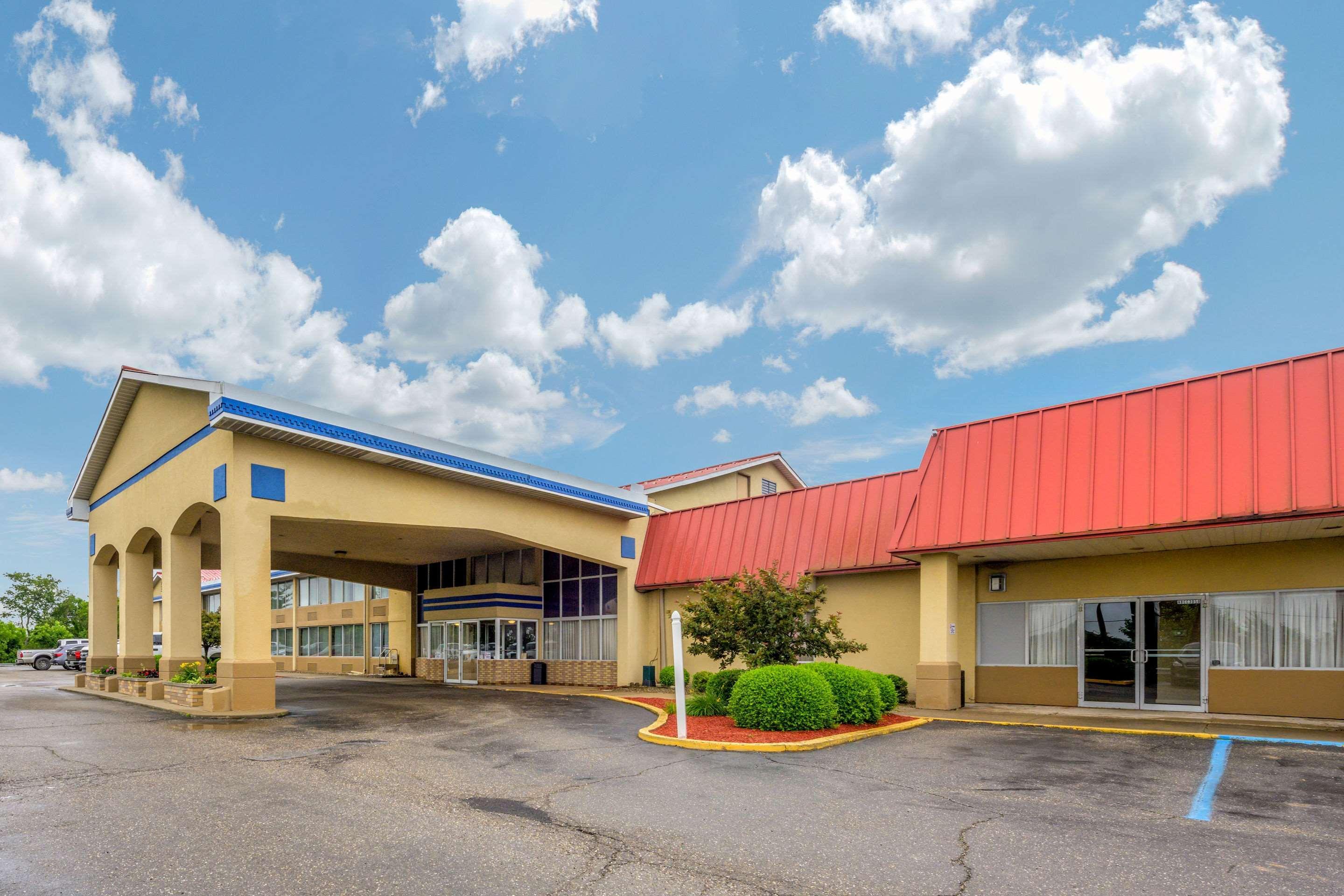 Econo Lodge Inn & Suites Triadelphia - Wheeling Dış mekan fotoğraf