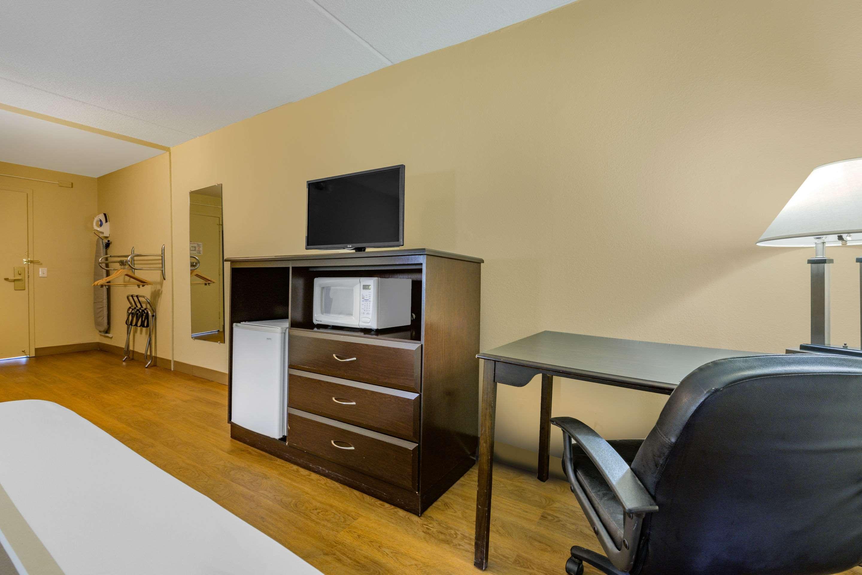 Econo Lodge Inn & Suites Triadelphia - Wheeling Dış mekan fotoğraf