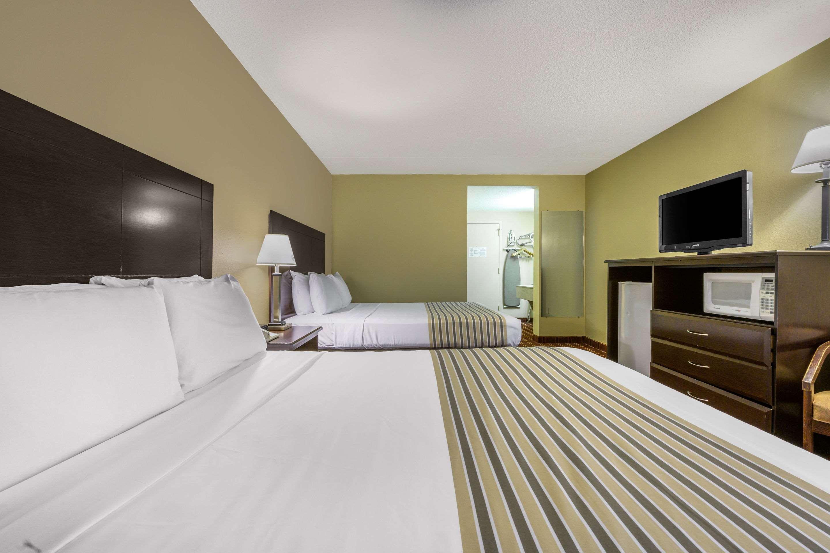 Econo Lodge Inn & Suites Triadelphia - Wheeling Dış mekan fotoğraf