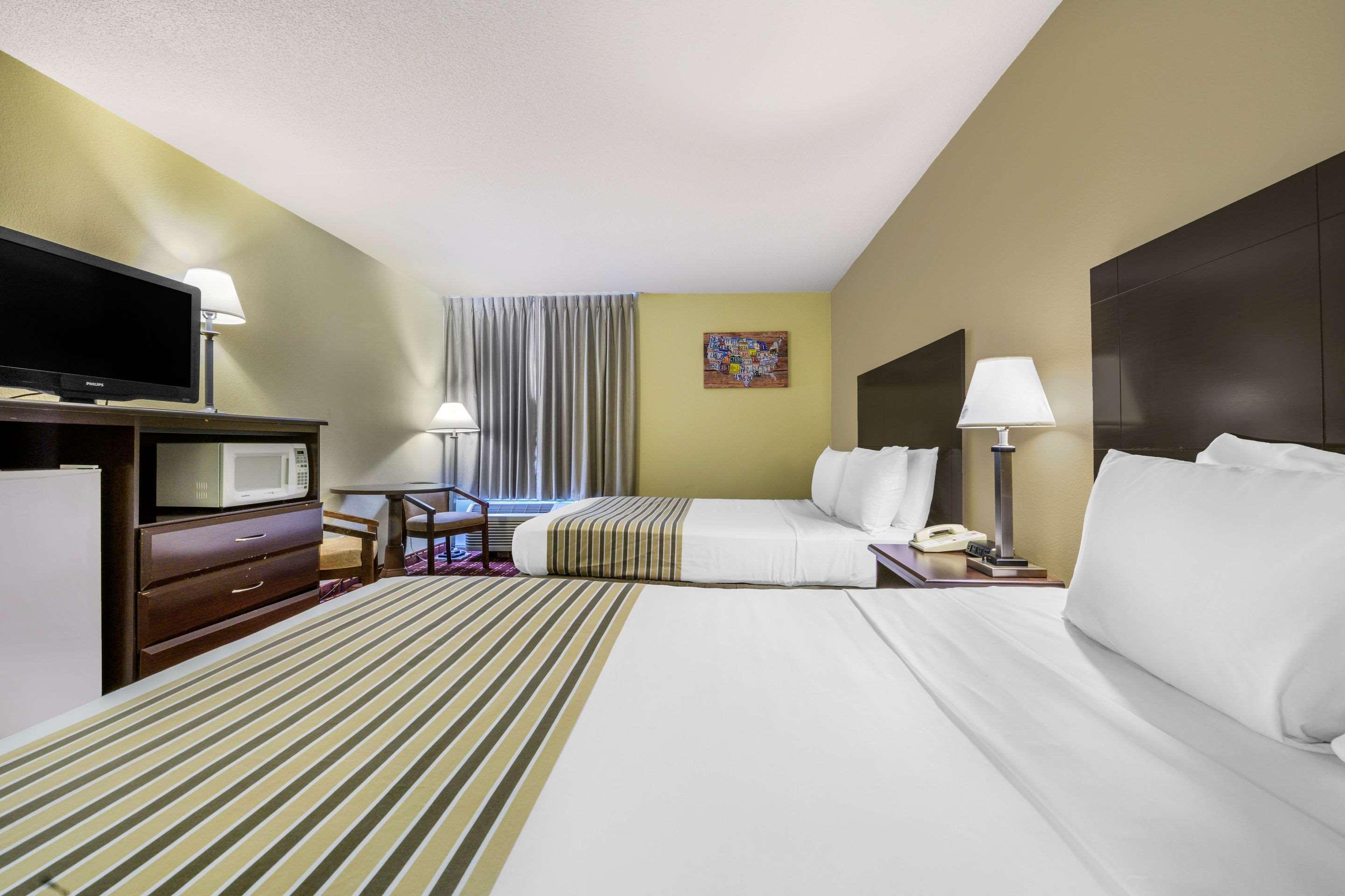 Econo Lodge Inn & Suites Triadelphia - Wheeling Dış mekan fotoğraf