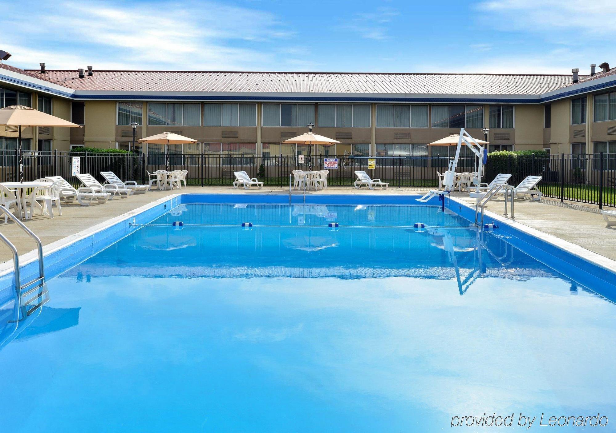 Econo Lodge Inn & Suites Triadelphia - Wheeling Dış mekan fotoğraf