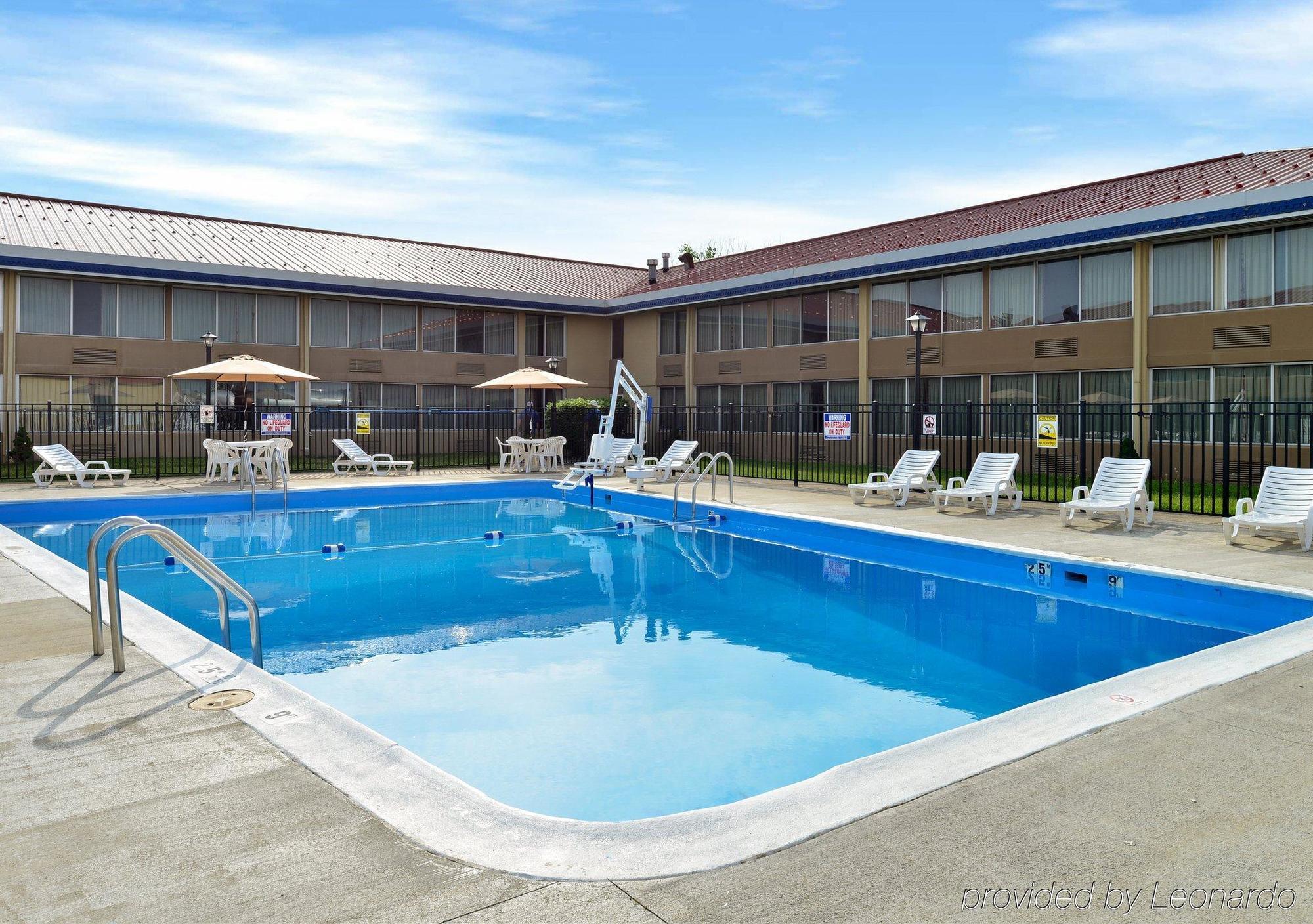 Econo Lodge Inn & Suites Triadelphia - Wheeling Dış mekan fotoğraf