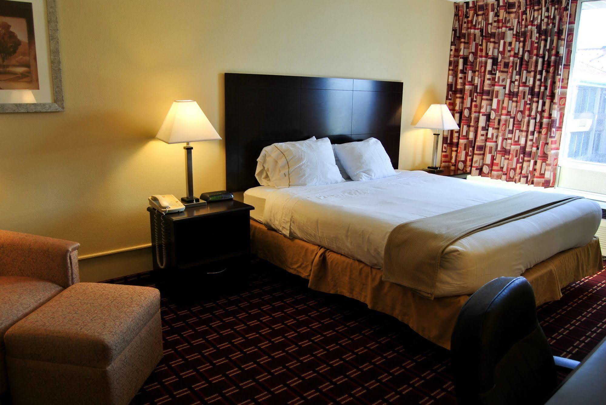 Econo Lodge Inn & Suites Triadelphia - Wheeling Dış mekan fotoğraf