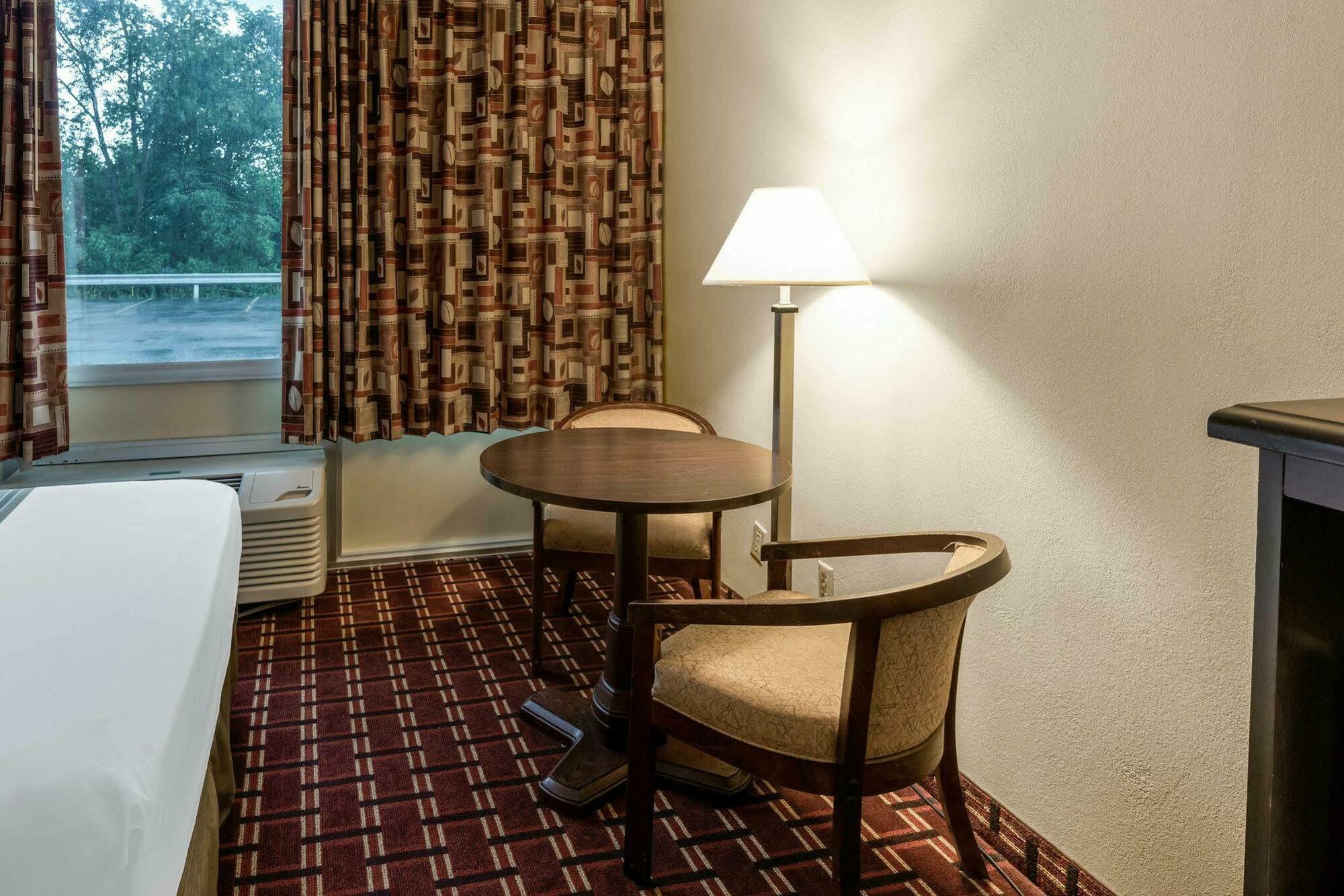 Econo Lodge Inn & Suites Triadelphia - Wheeling Dış mekan fotoğraf