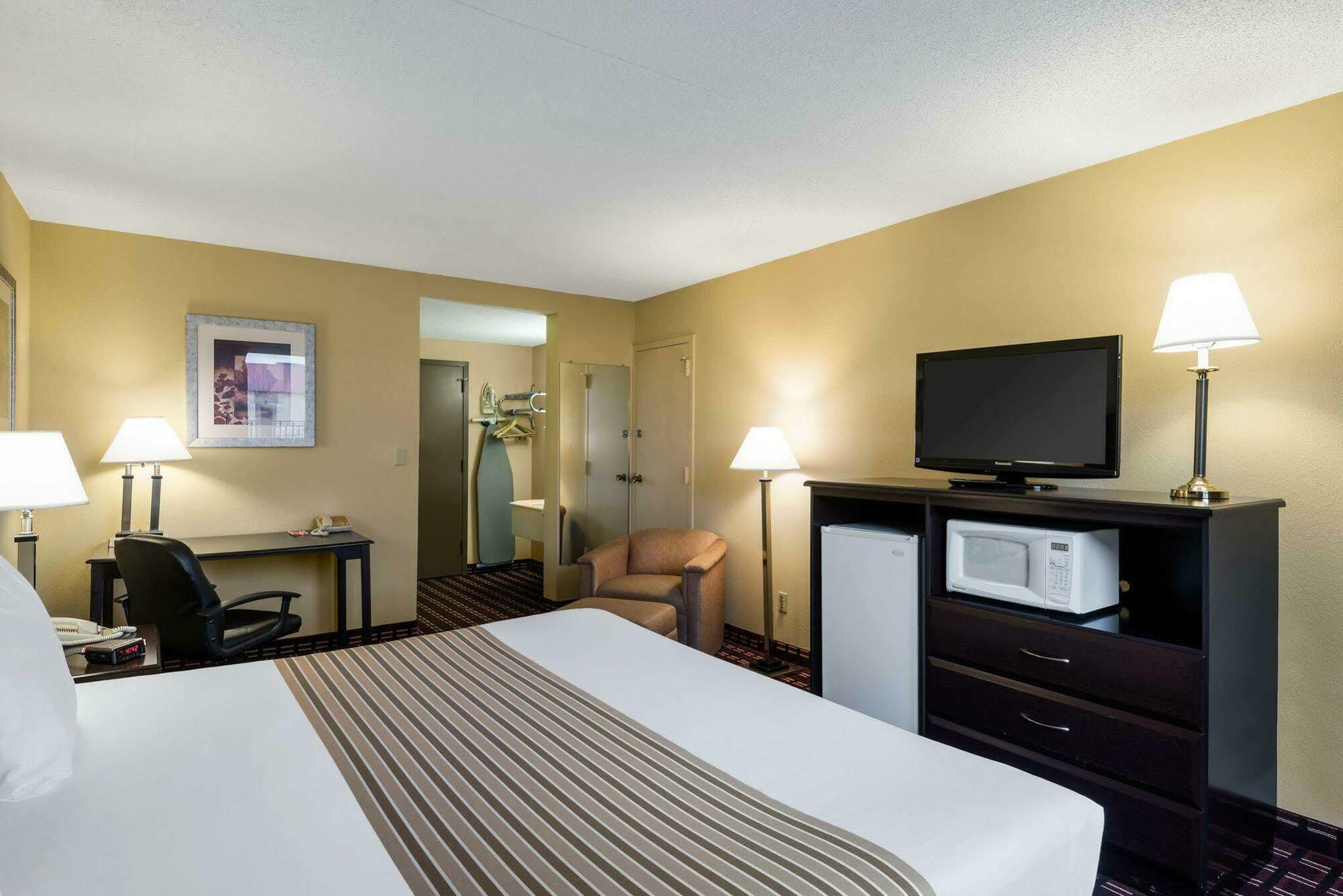 Econo Lodge Inn & Suites Triadelphia - Wheeling Dış mekan fotoğraf