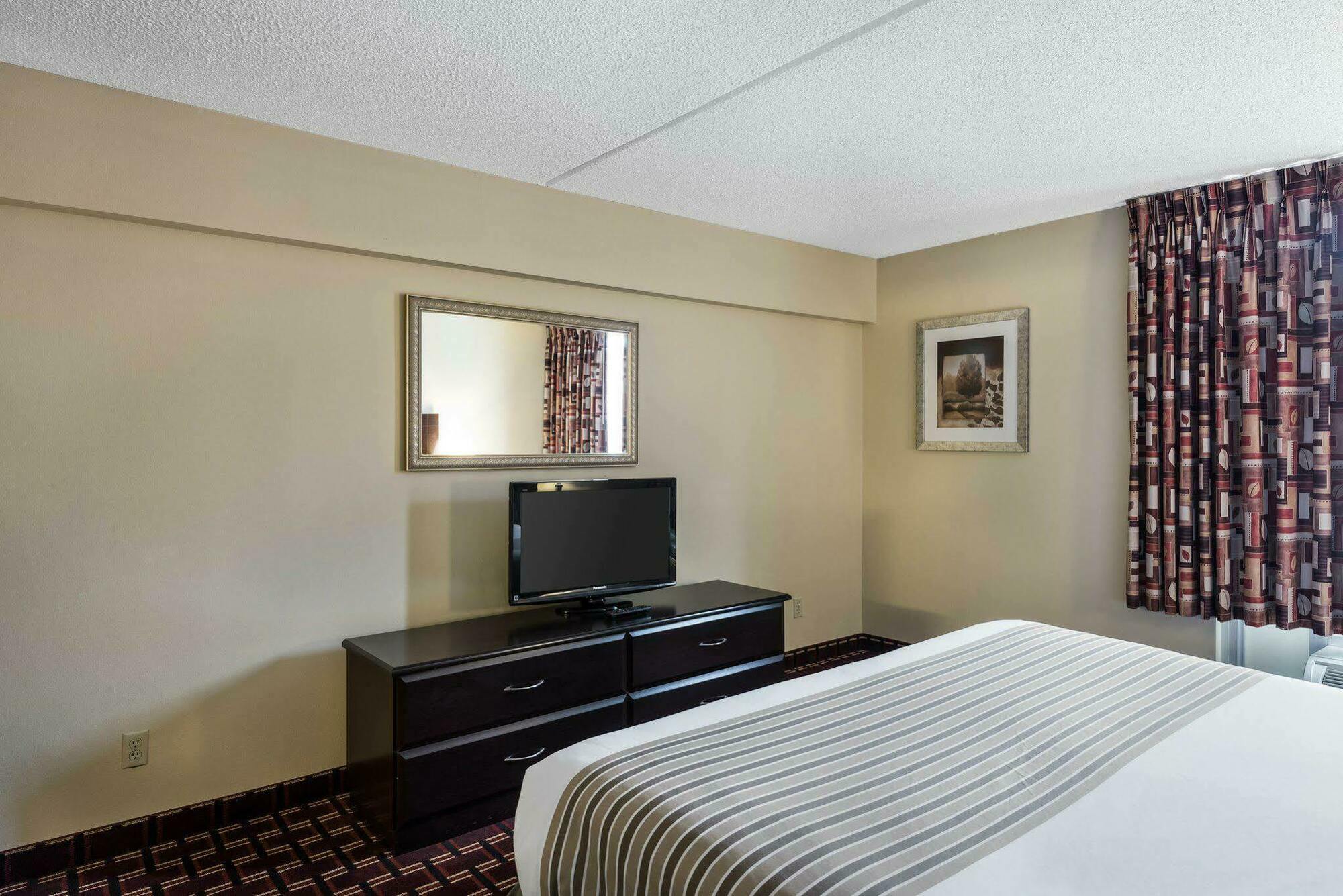 Econo Lodge Inn & Suites Triadelphia - Wheeling Dış mekan fotoğraf