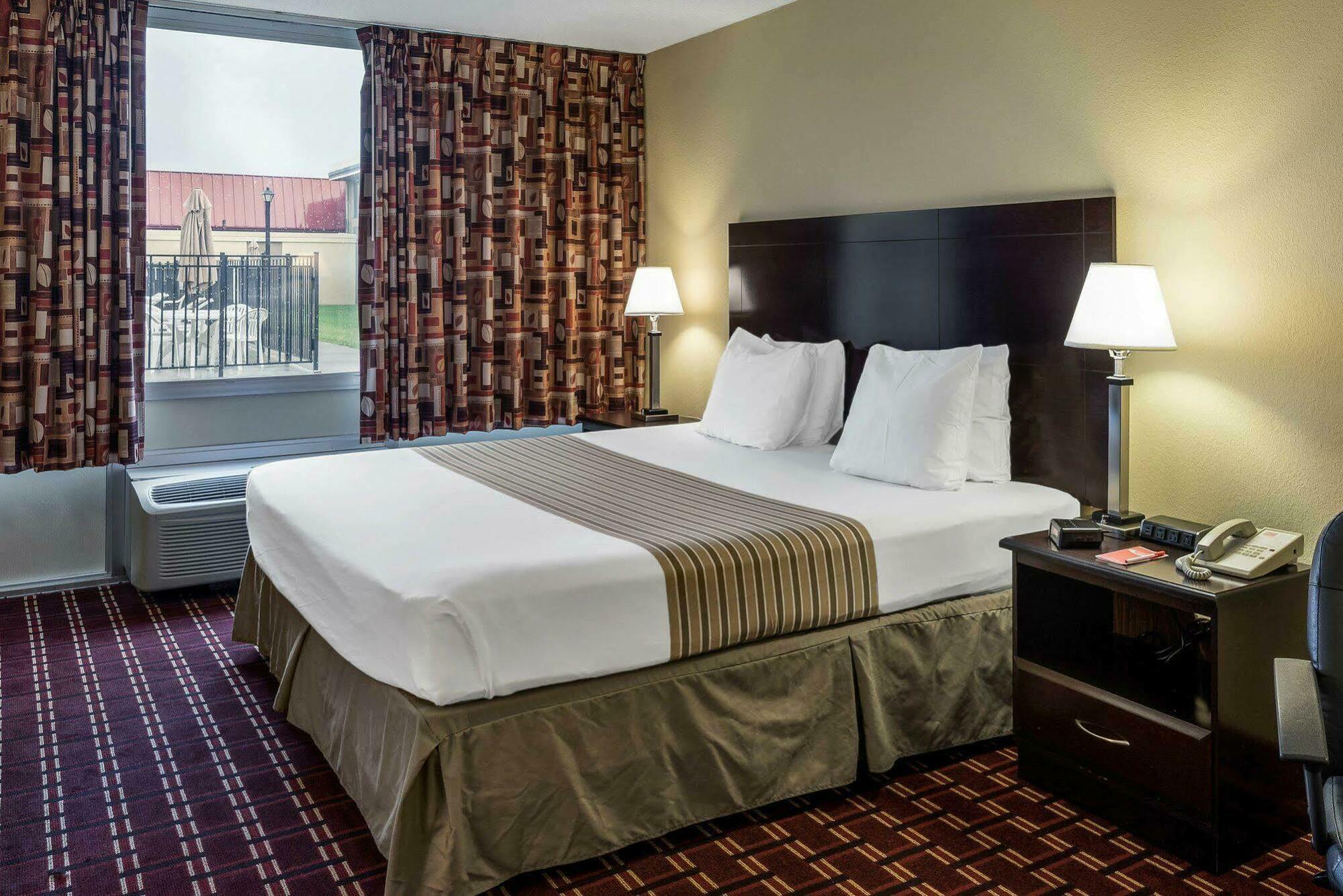 Econo Lodge Inn & Suites Triadelphia - Wheeling Dış mekan fotoğraf