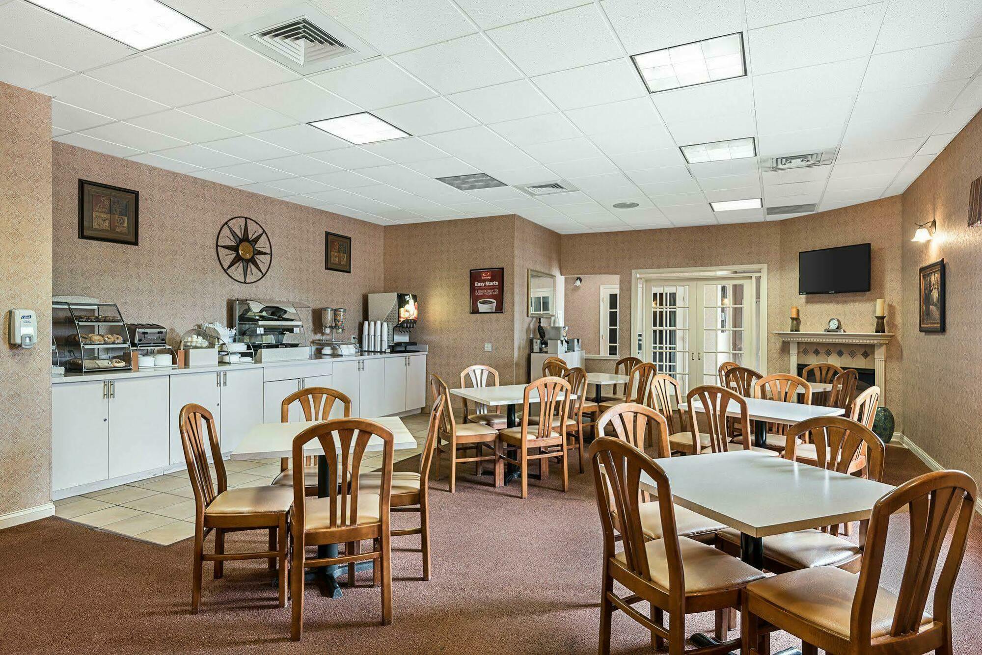 Econo Lodge Inn & Suites Triadelphia - Wheeling Dış mekan fotoğraf