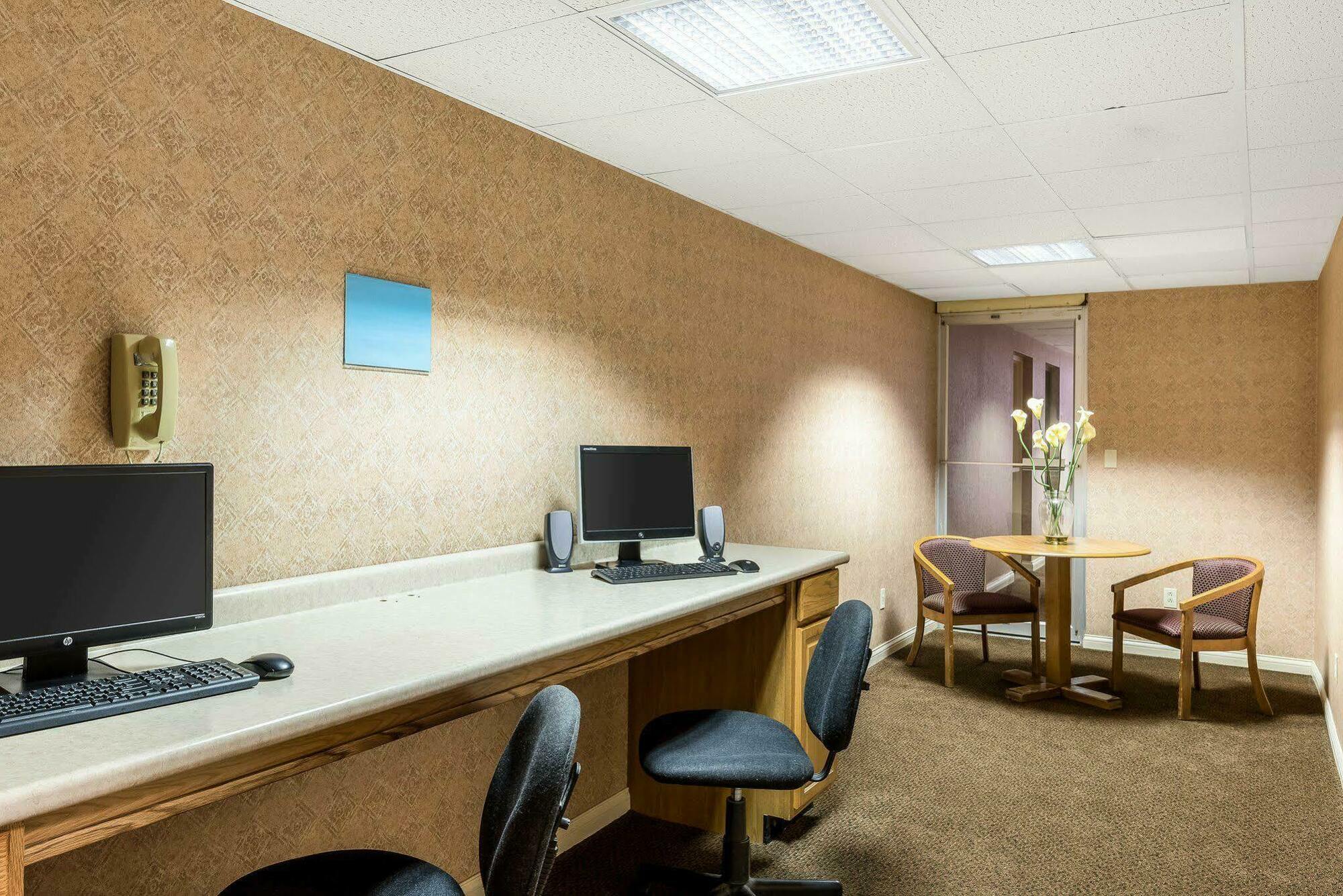 Econo Lodge Inn & Suites Triadelphia - Wheeling Dış mekan fotoğraf