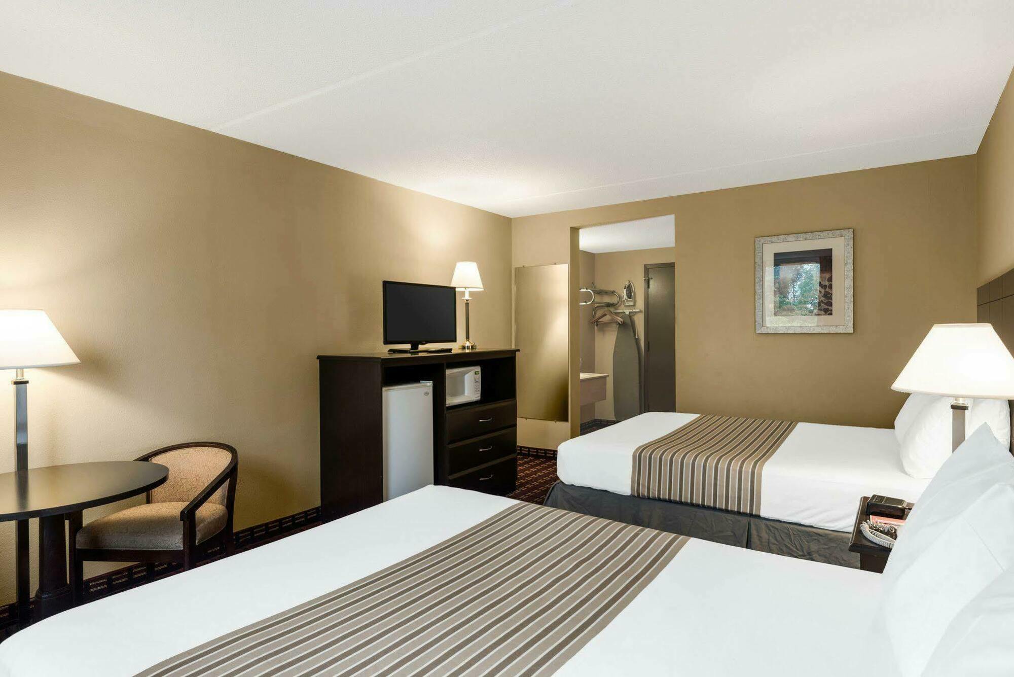 Econo Lodge Inn & Suites Triadelphia - Wheeling Dış mekan fotoğraf